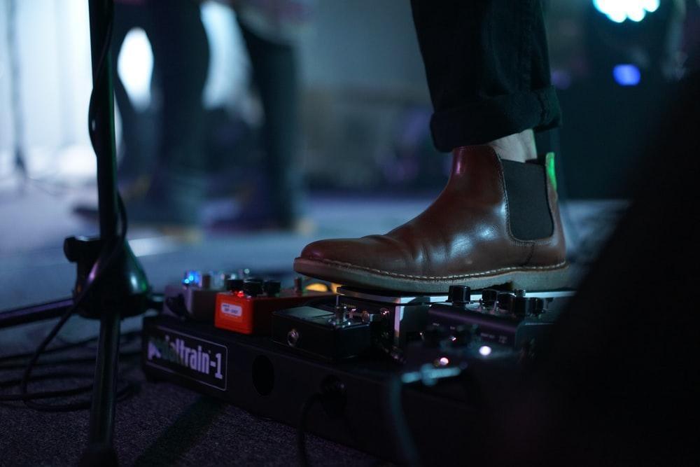 5 Must Have Guitar Pedals for Every Electric Guitarist - MusicMajlis